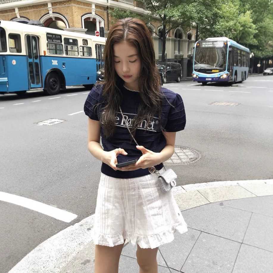 カットソー モダンロゴ入り半袖ニット