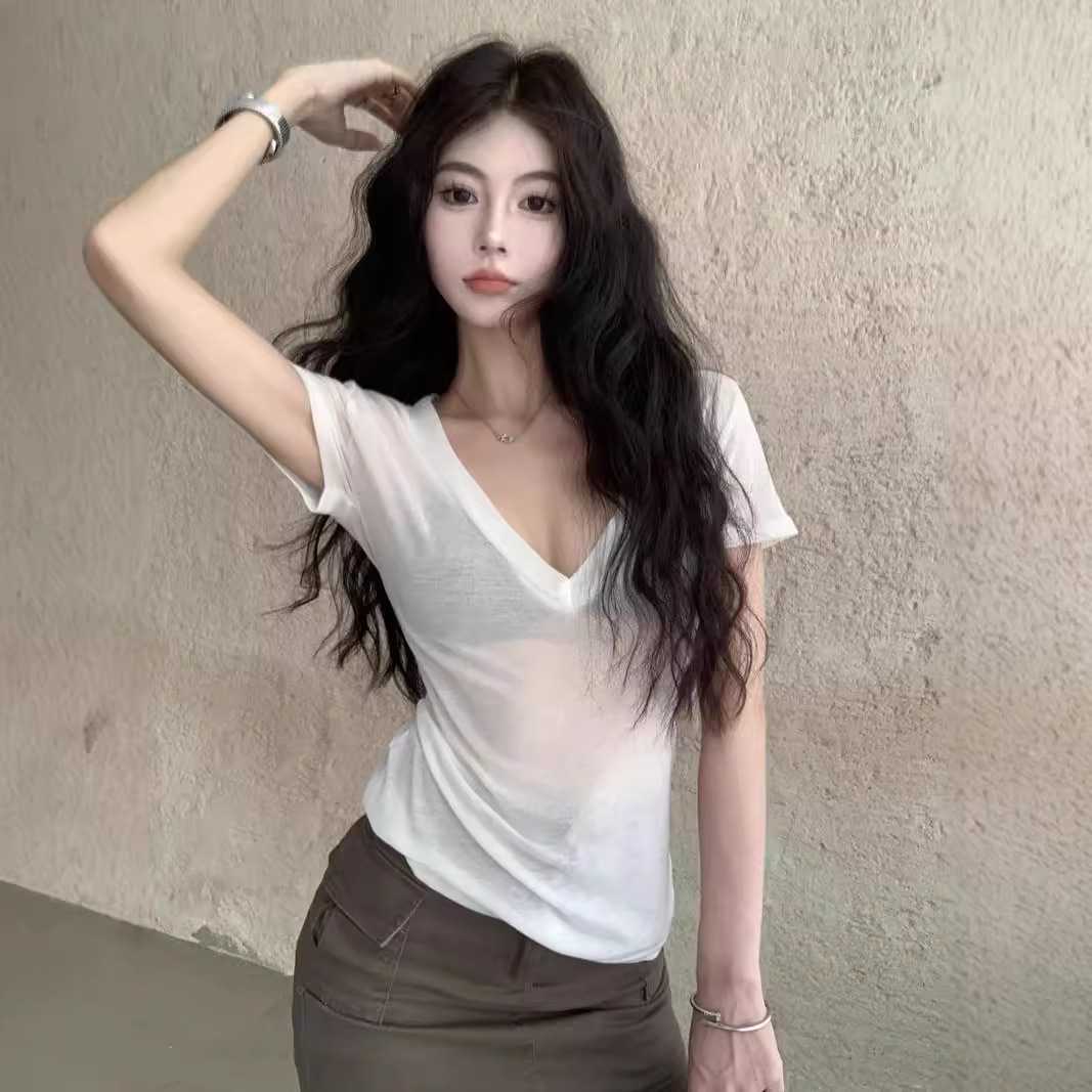 カットソー なめらか素材の深めVネックカットソー