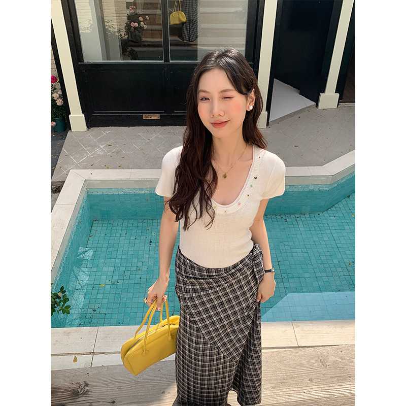 カットソー 胸元飾りボタン付きリブカットソー