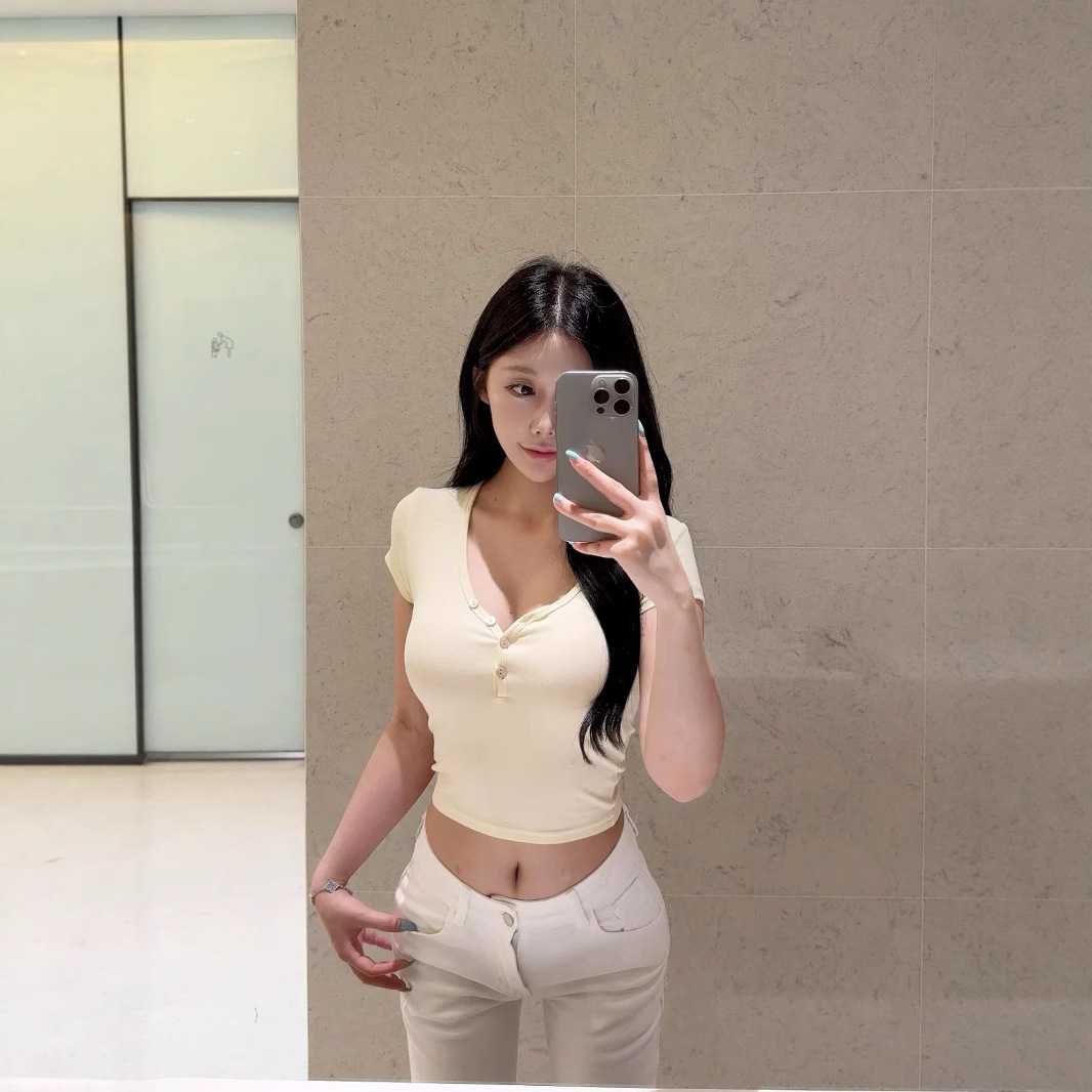 カットソー クロップド丈ボタン付きVネック