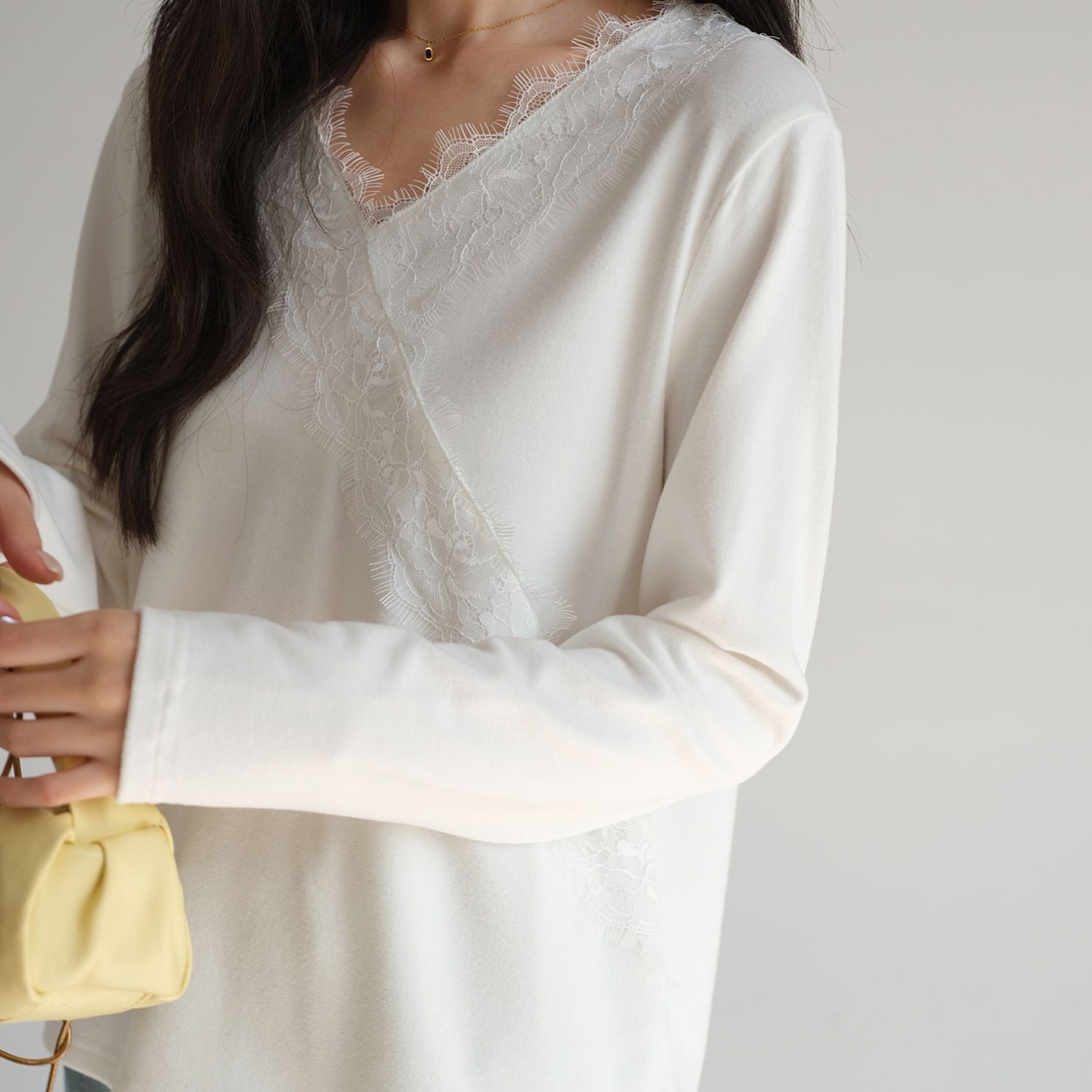 カットソー レース縁取りの優美Vネックカットソー