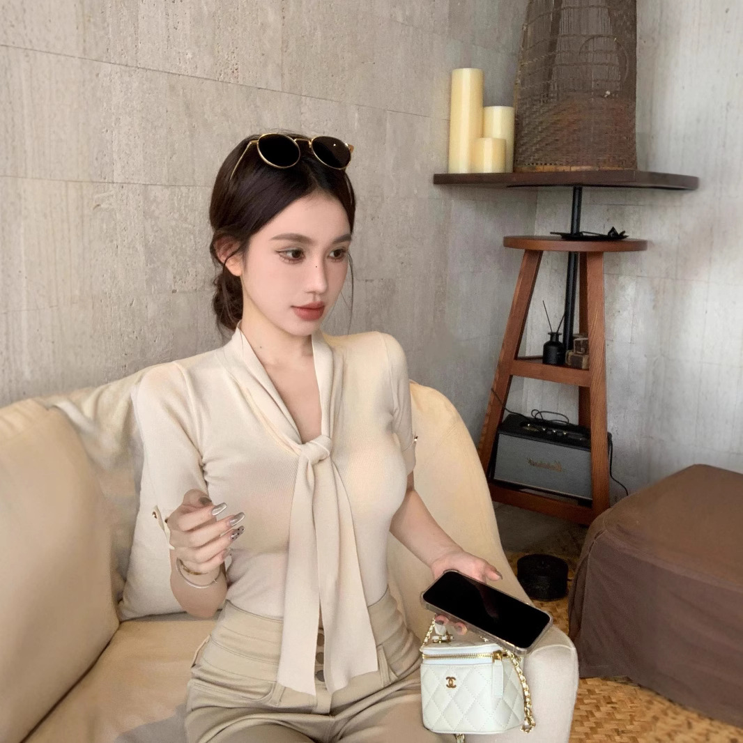 カットソー 優雅なリボンタイ付きVネックカットソー