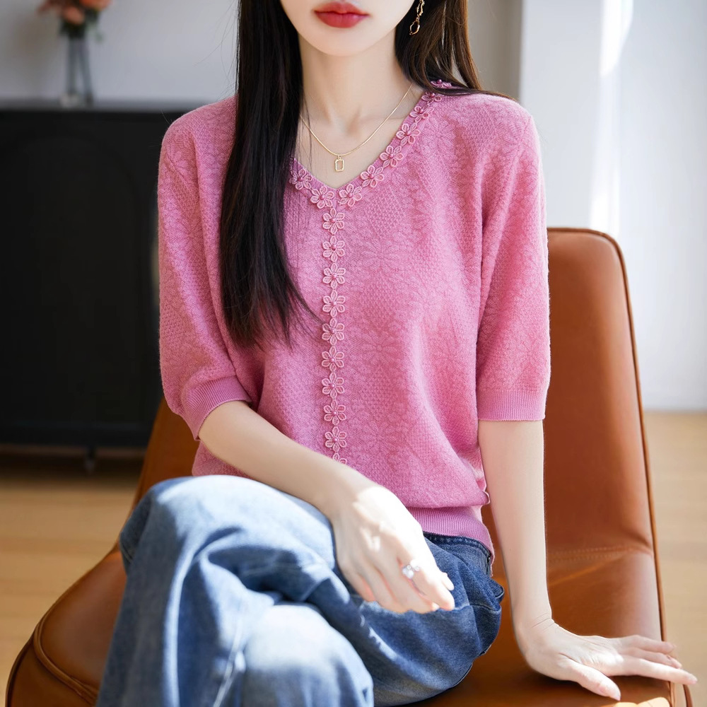 カットソー 花刺繍リブ付きVネックカットソー