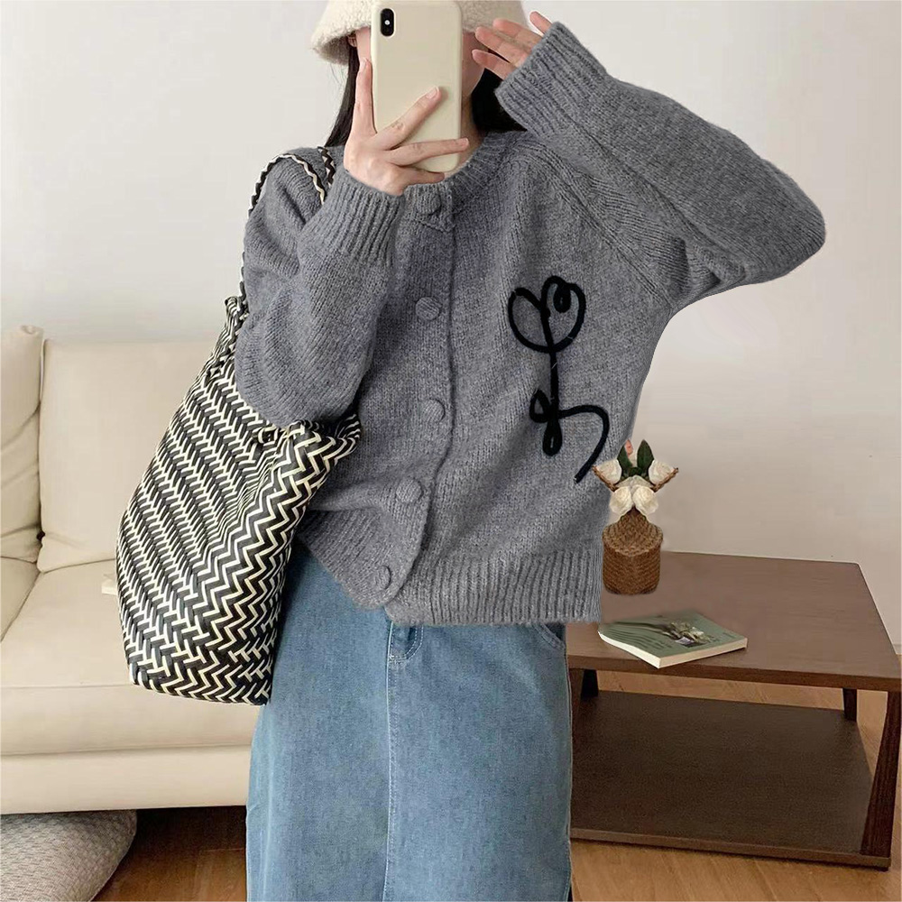 カットソー 花刺繍入り長袖中厚手ニットカーディガン