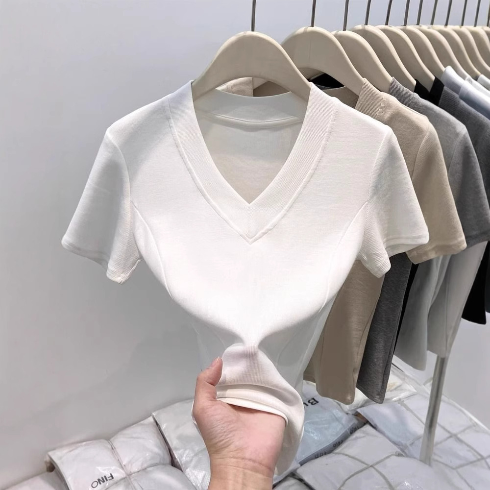 カットソー なめらか素材のシンプルVネックカットソー