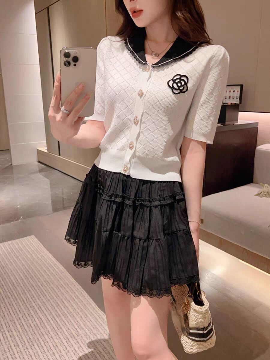 カットソー 花モチーフ付き襟付きカットソー