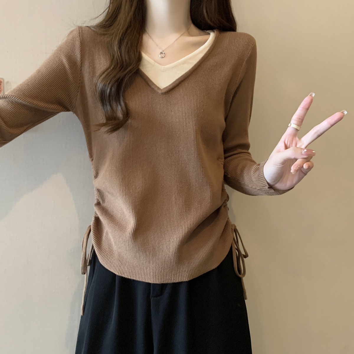 カットソー 重ね着風リブ編みVネックニット