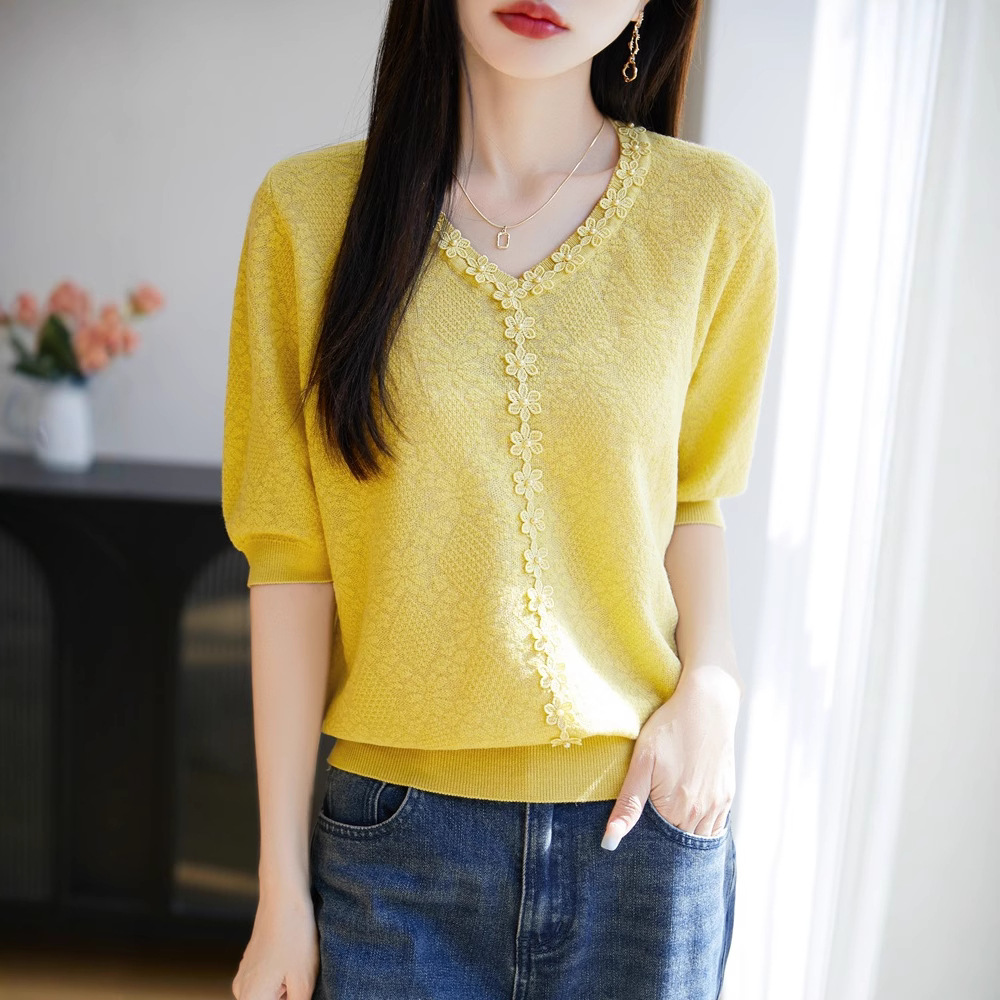 カットソー 花刺繍リブ付きVネックカットソー