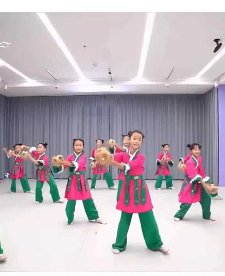 https://fulmo-img-server.com/dancebeat/1756480471456_uh6f5r1a_f9mpwajt.jpeg