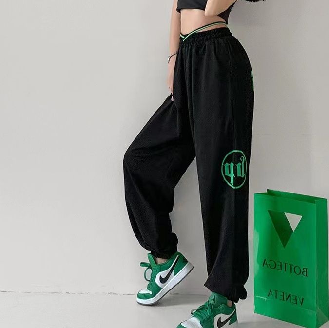 ダンス衣装 ロゴプリント裾ゴムゆったりジョガーパンツ　ヒップホップ
