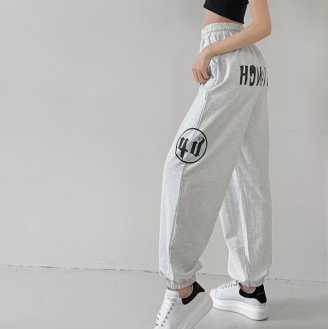 ダンス衣装 ロゴプリント裾ゴムゆったりジョガーパンツ　ヒップホップ
