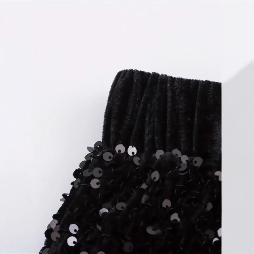 ダンス衣装 華やかスパンコール裾羽根飾りタイトスカート