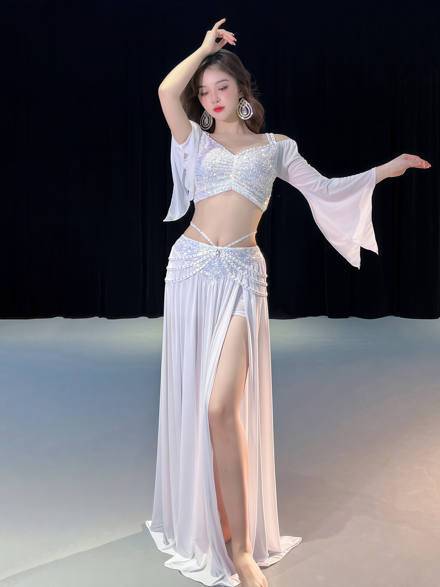 ダンス衣装 煌めきスパンコール装飾ベルスリーブベリーダンス衣装