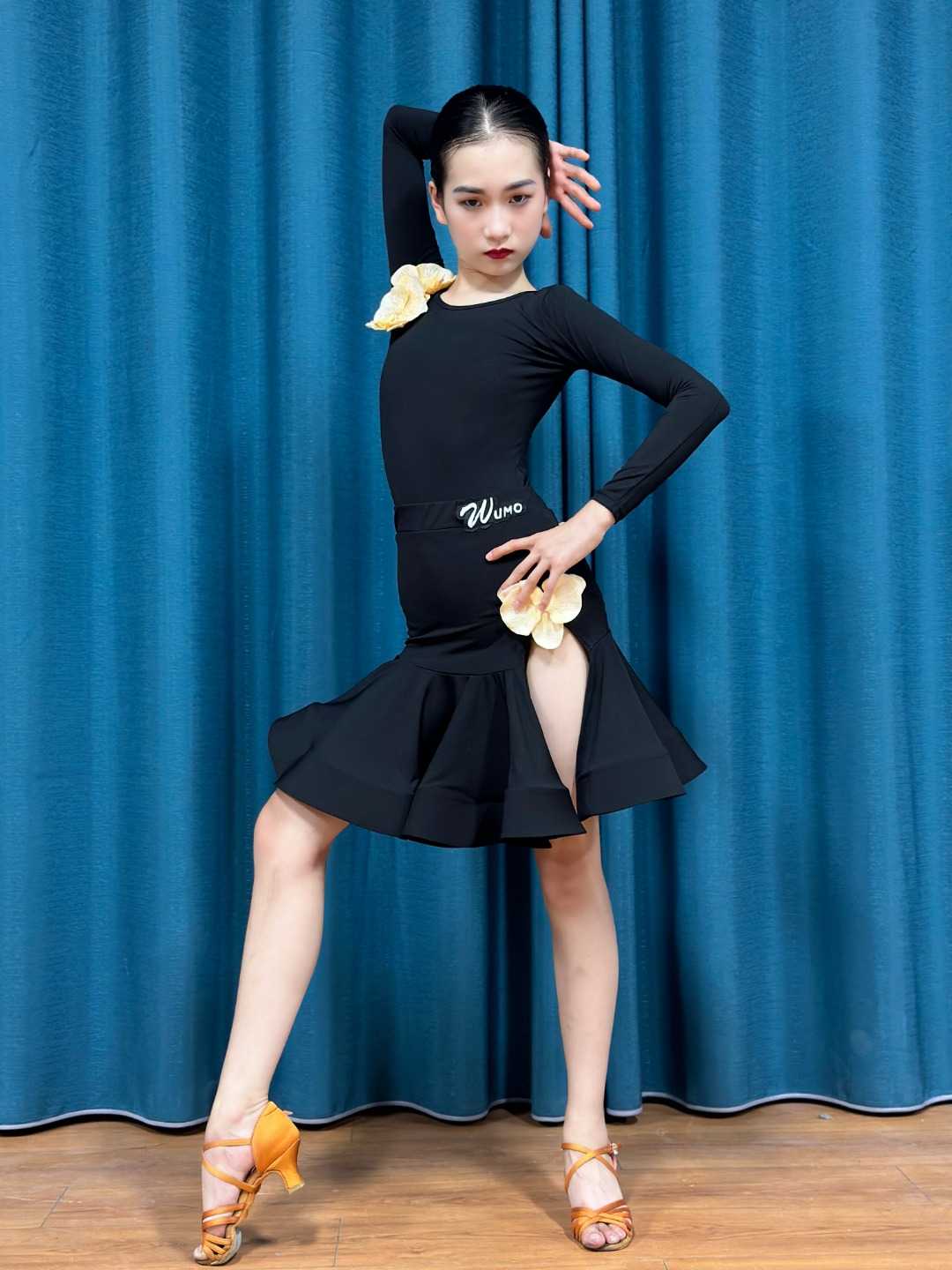 社交ダンス ドレス ジャズ 華麗な動きを彩る花飾りラテンドレス