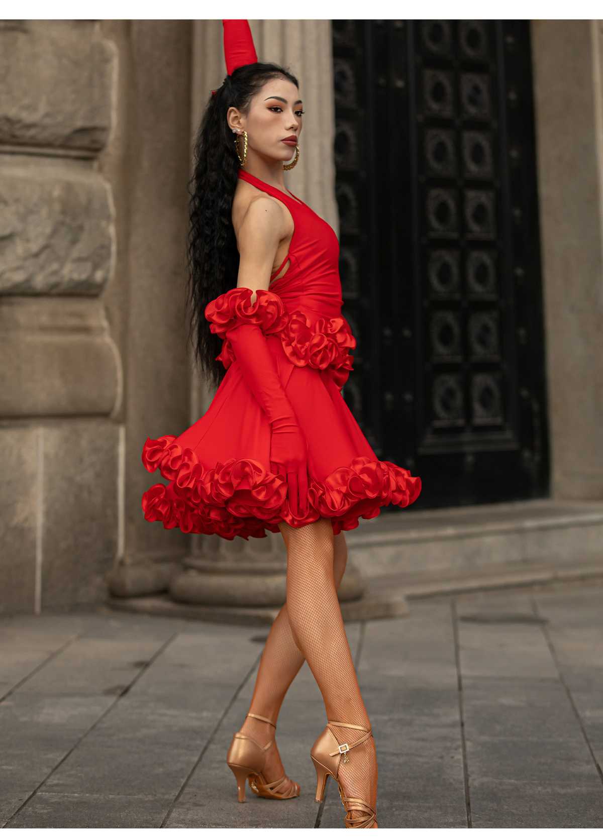 情熱の赤が魅せる!主役になれる社交ダンスドレス5選
