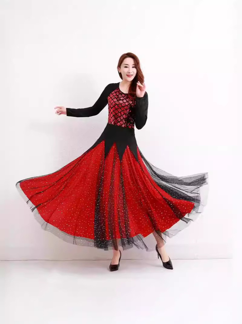 存在感放つ社交ダンスドレス 煌めきスパンコール切替フレアロング|胸元のスパンコール装飾と大胆なフレアスカートが特徴