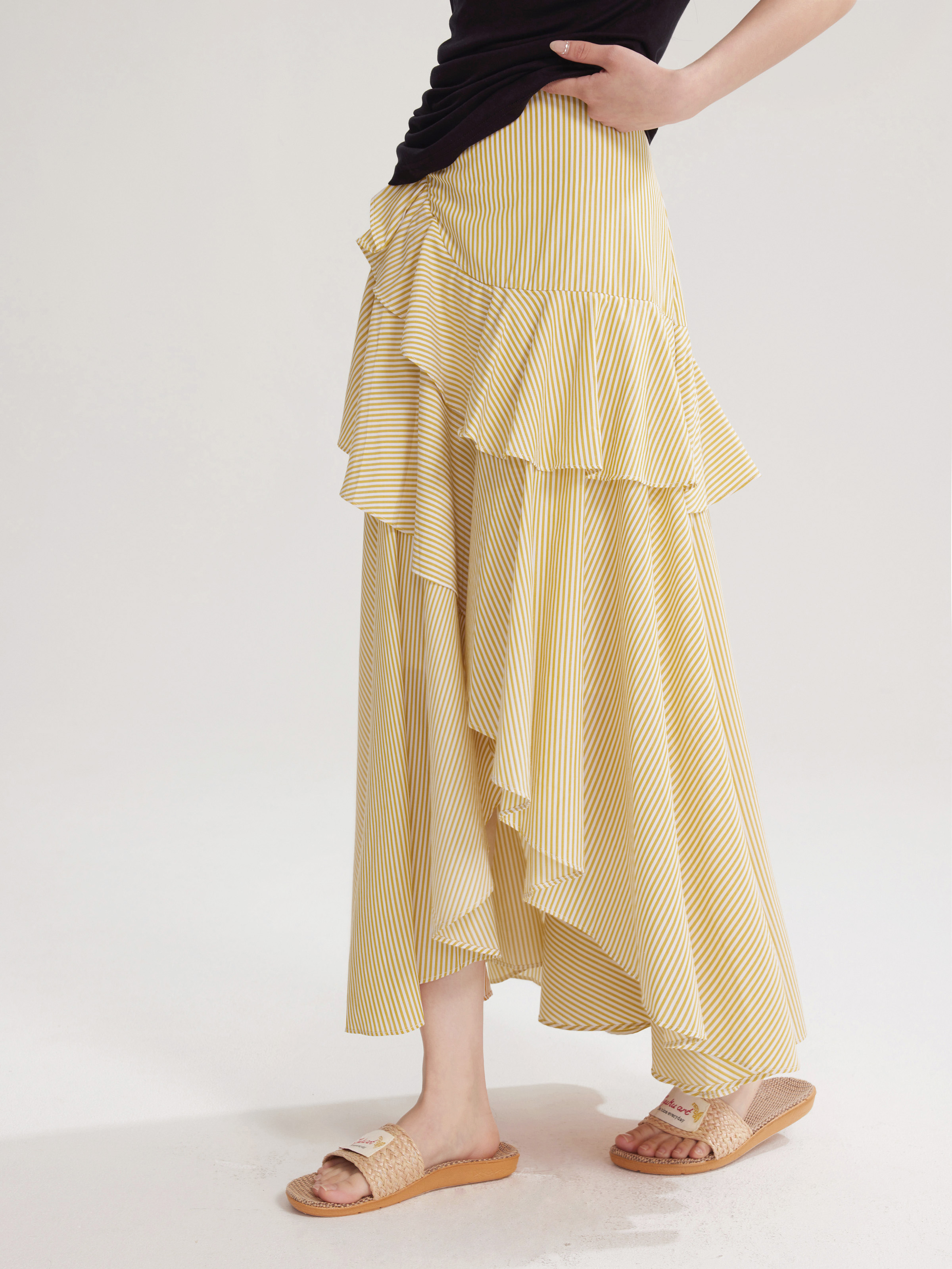 アシンメトリーフリルのストライプスカート｜デート服