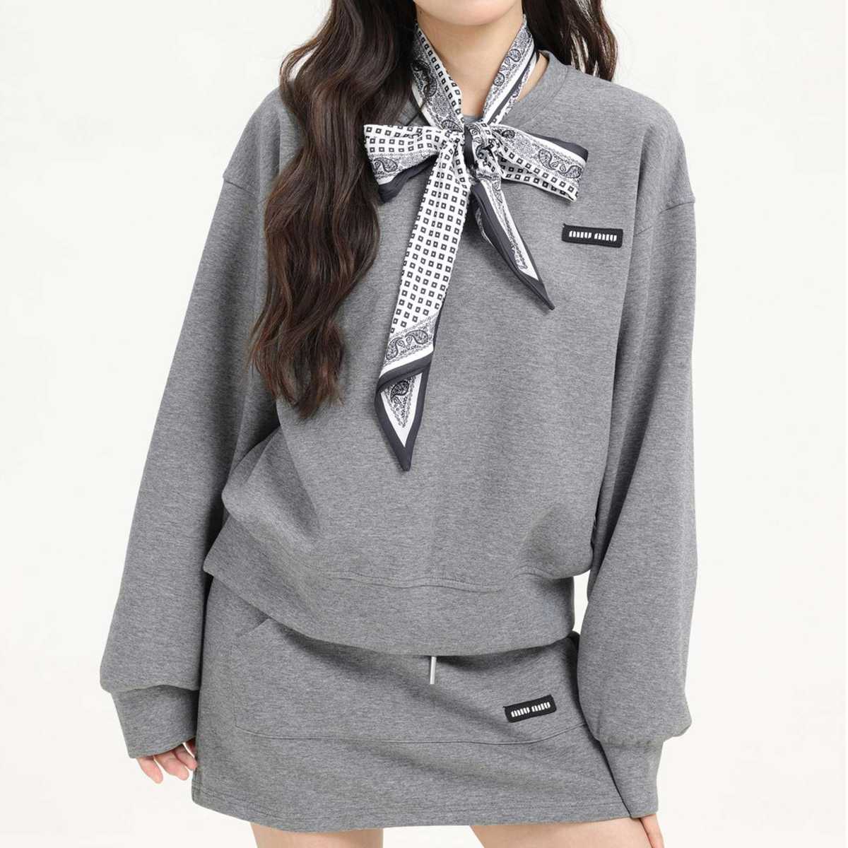 スカーフ付きスウェット＆ミニスカートセットアップ｜デート服