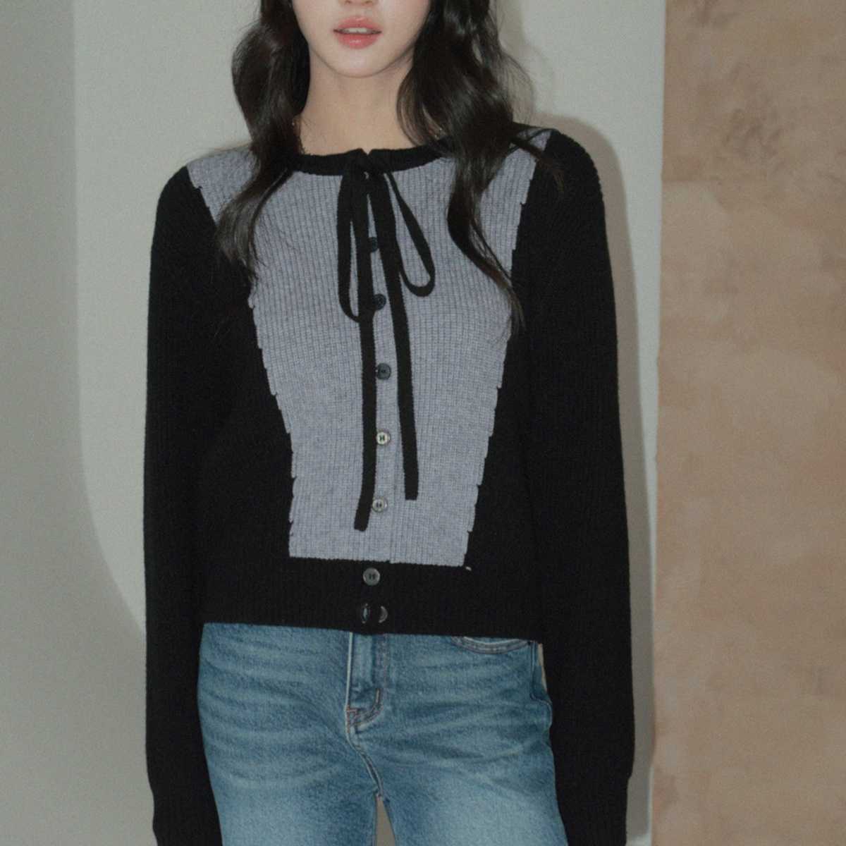 リボンで魅せる、大人可愛いバイカラーニットカーディガン｜デート服