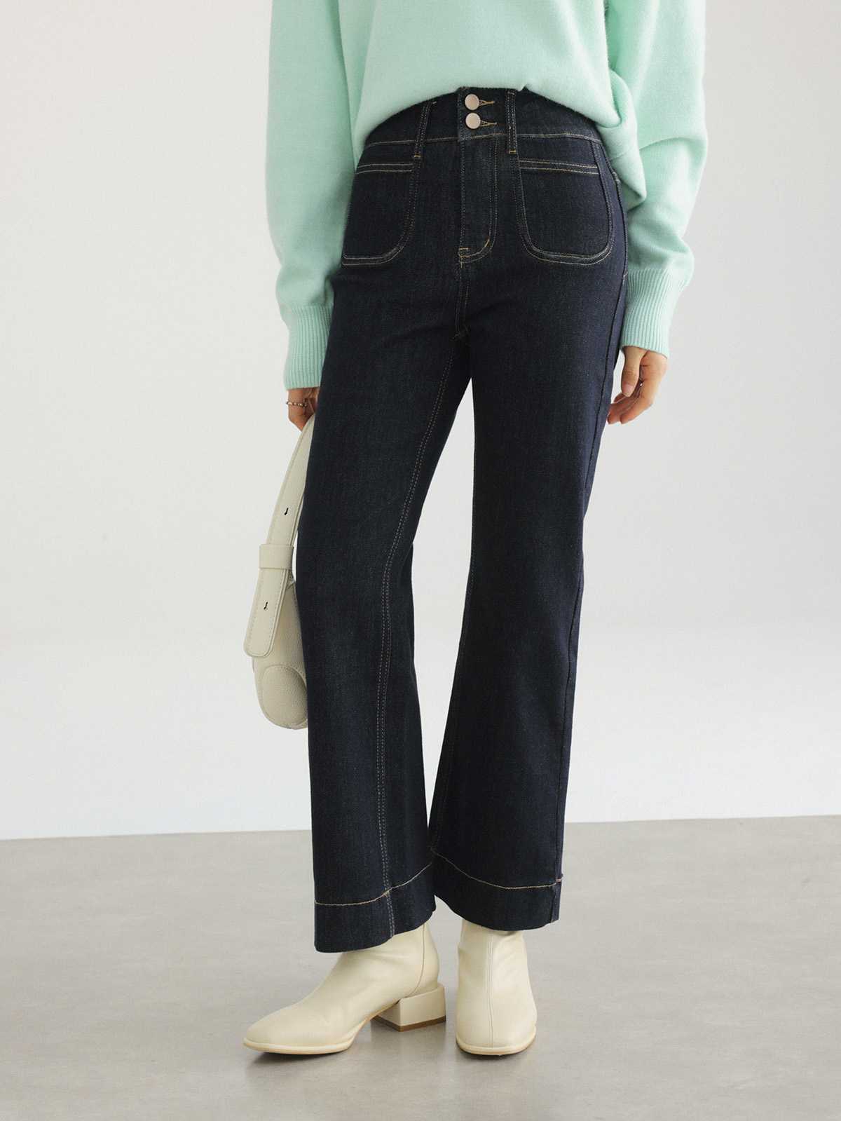 脚をすらりと見せる、ハイウエストステッチデニムパンツ｜デート服