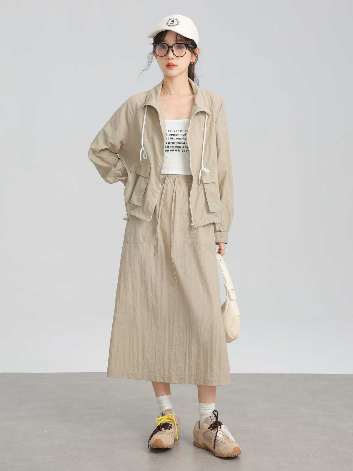 ライトジャケット・ロングスカート・ロゴキャミソール｜デート服