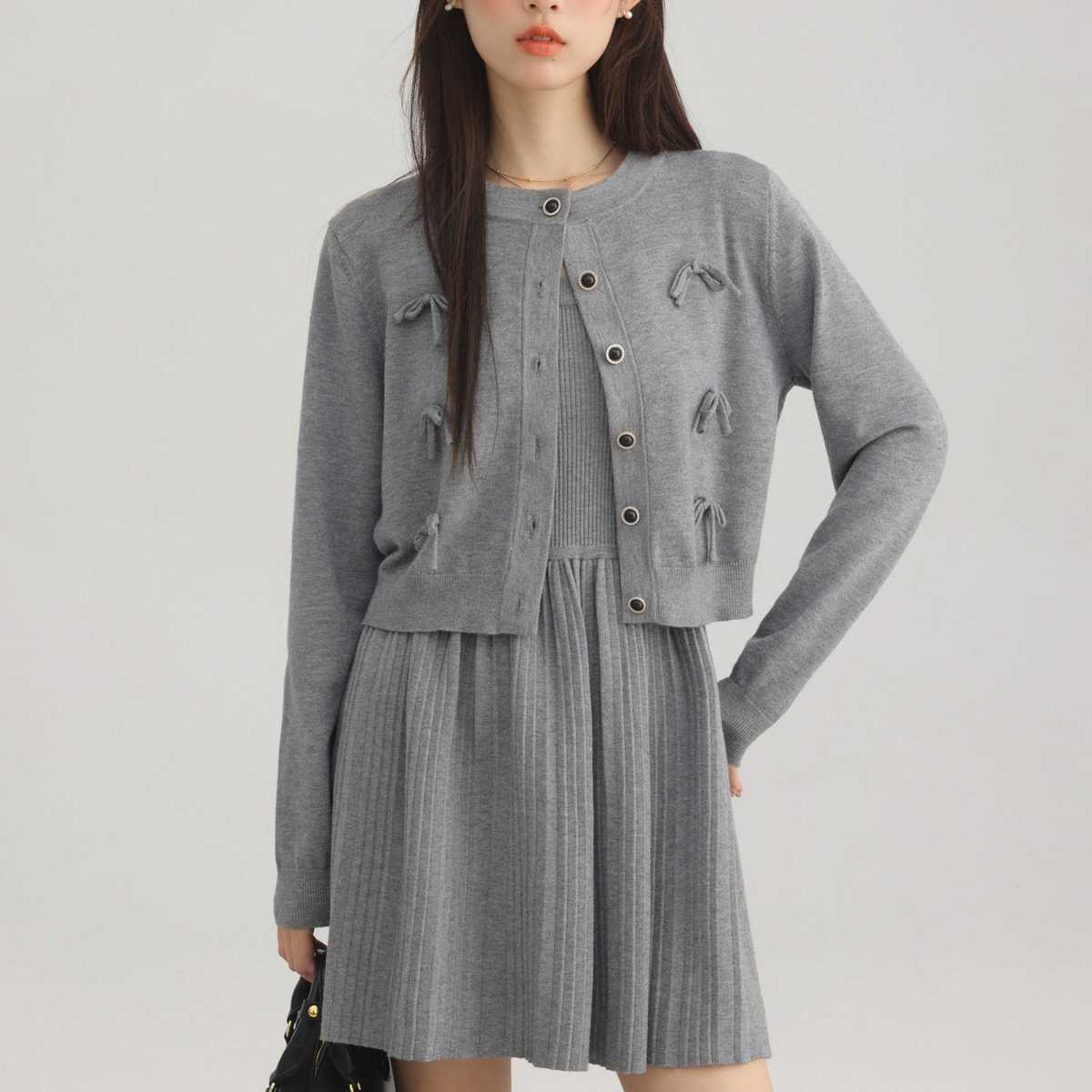 リボン付きカーディガン＆ノースリーブワンピース｜デート服