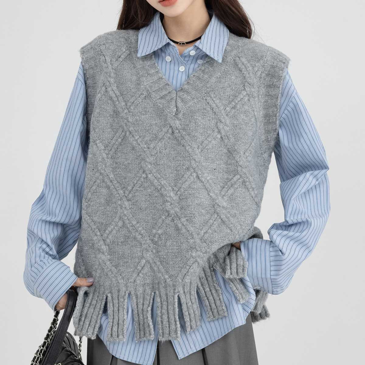 重ね着でこなれ見え！フリンジベスト＋ストライプシャツ＋プリーツスカート｜デート服