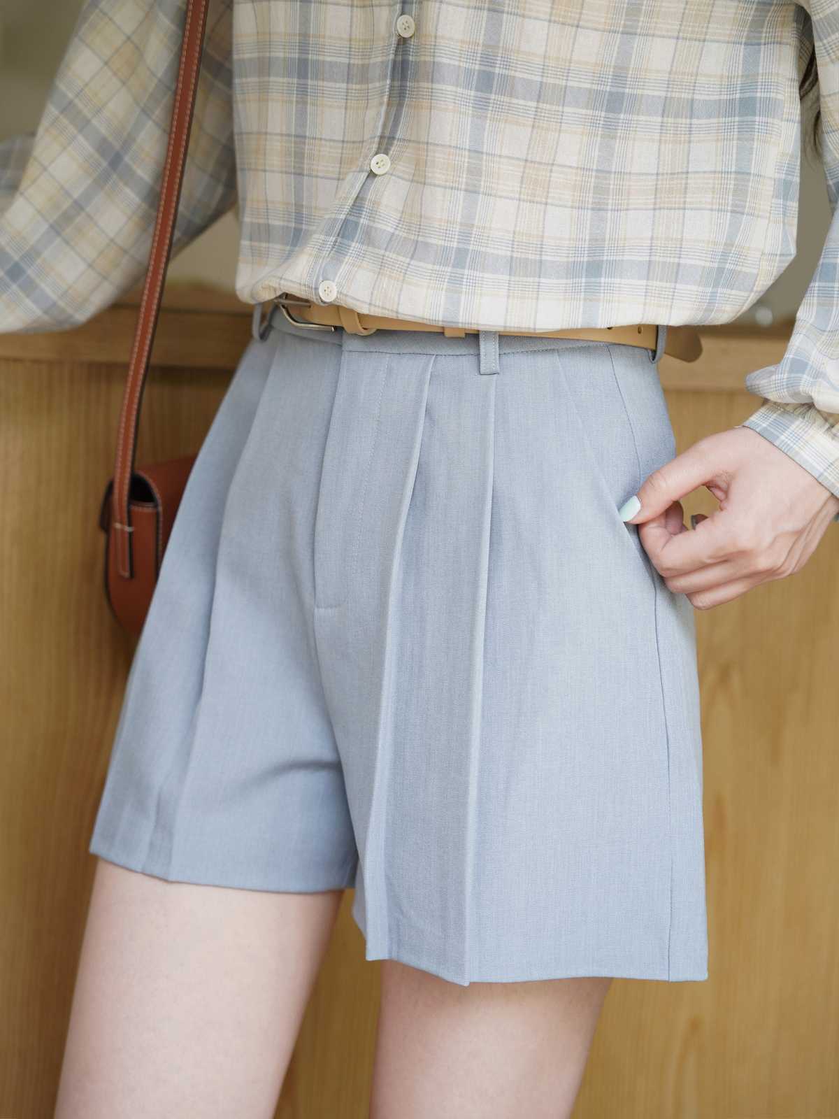 タックプリーツハイウエストショートパンツ｜デート服