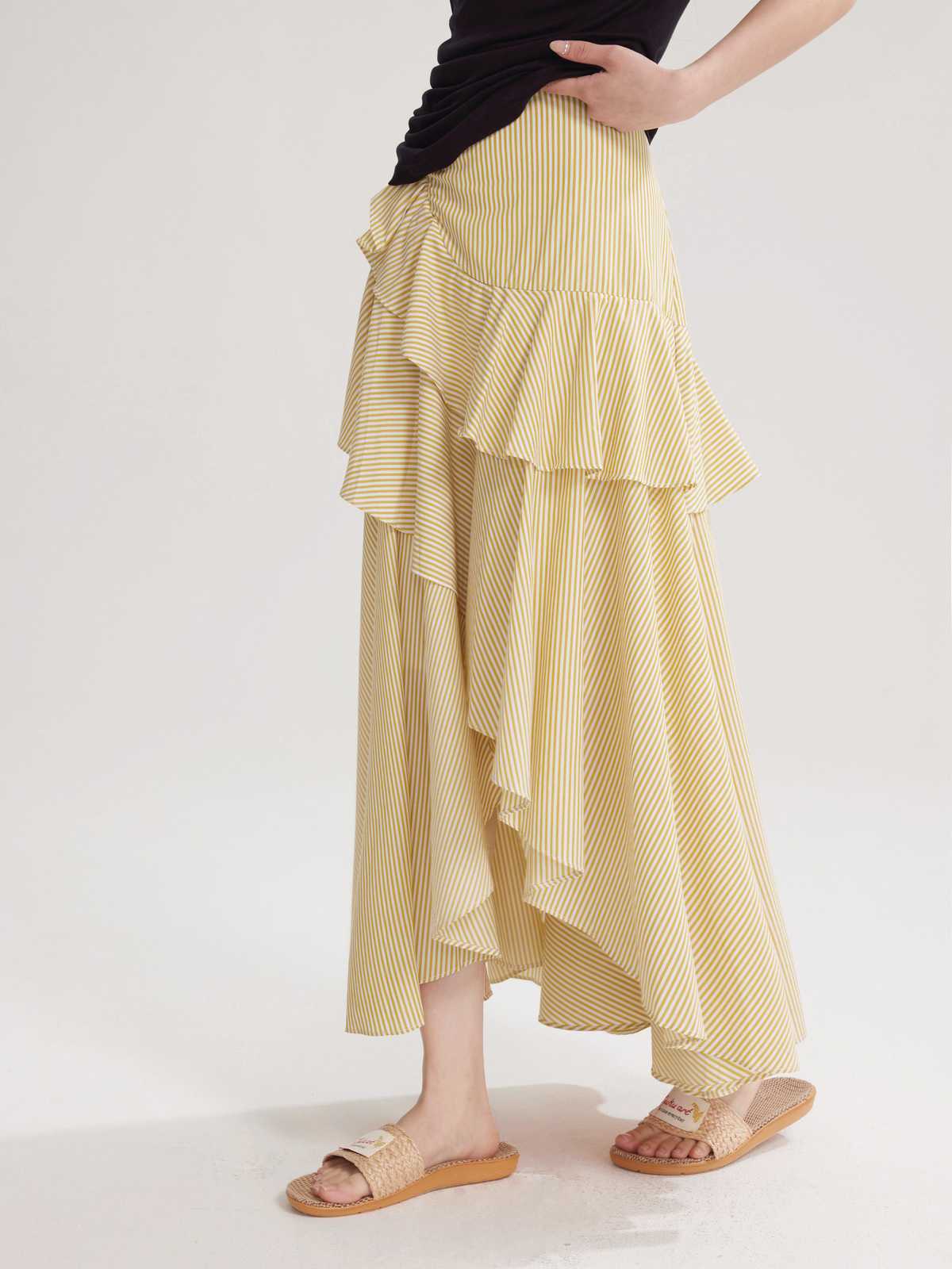 アシンメトリーフリルのストライプスカート｜デート服