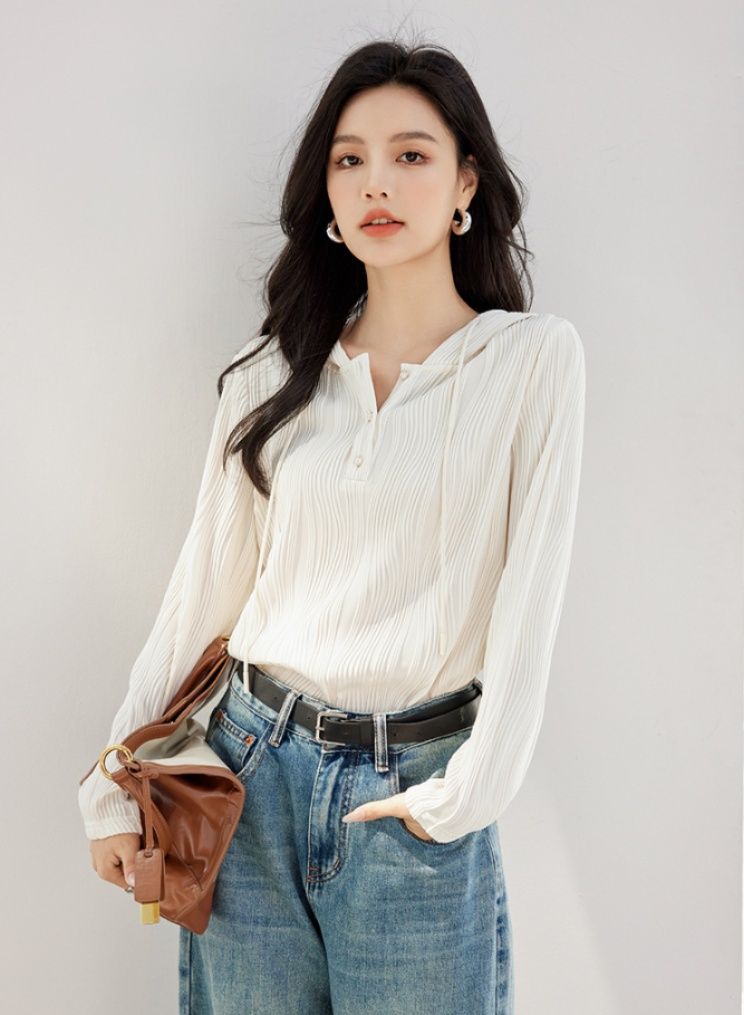 デート服 清潔感抜群プリーツシャツとデニムの焼肉デートコーデ