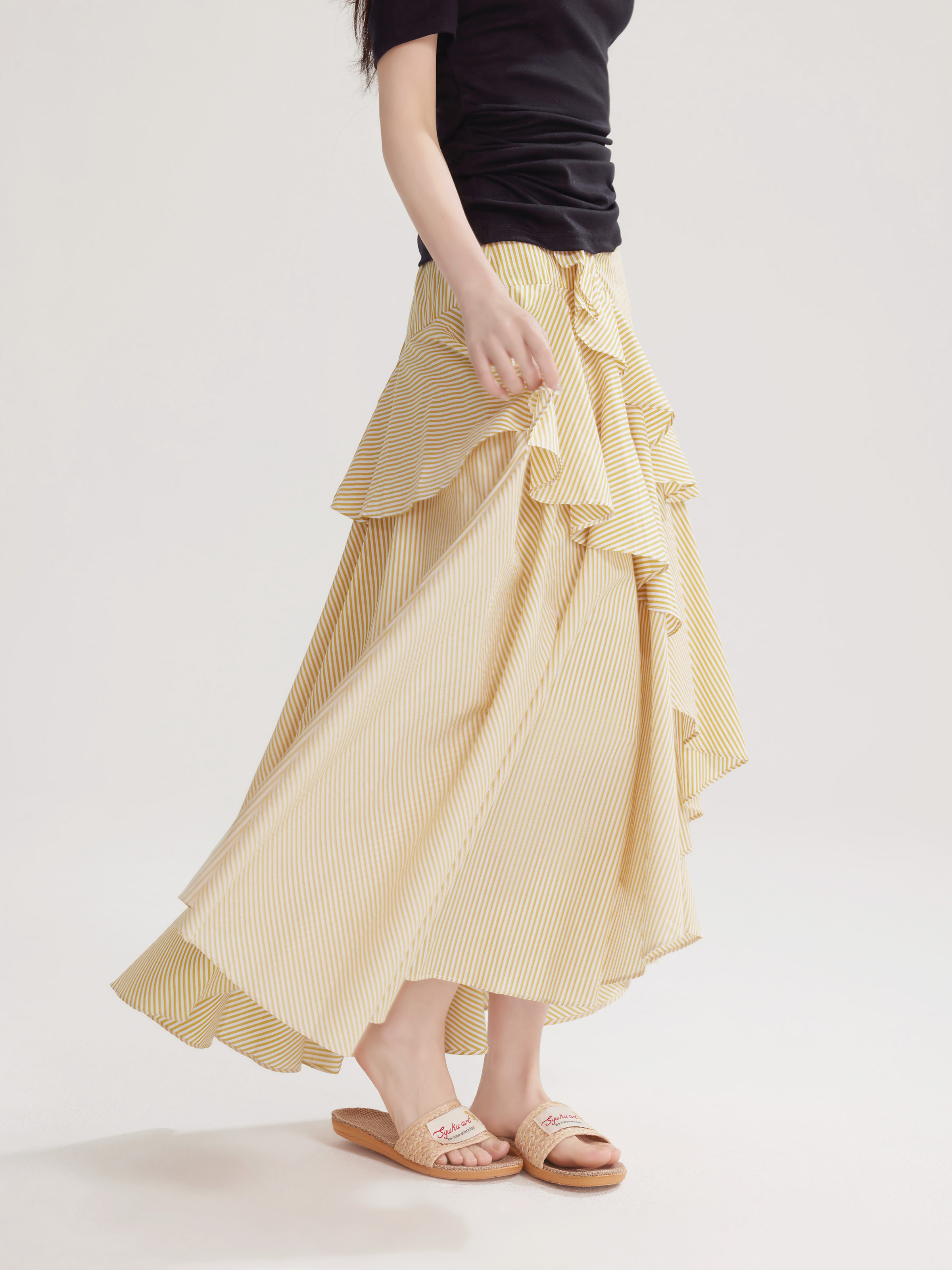アシンメトリーフリルのストライプスカート｜デート服