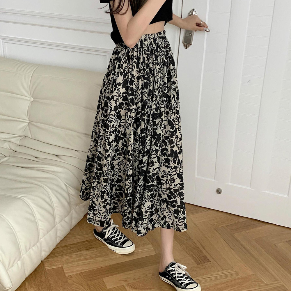 大人のデート服 モノトーン花柄スカート