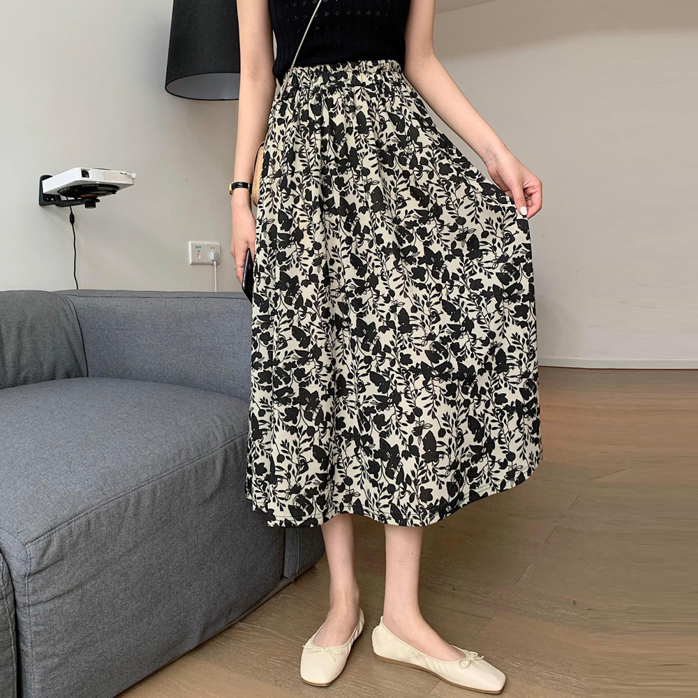 大人のデート服 モノトーン花柄スカート