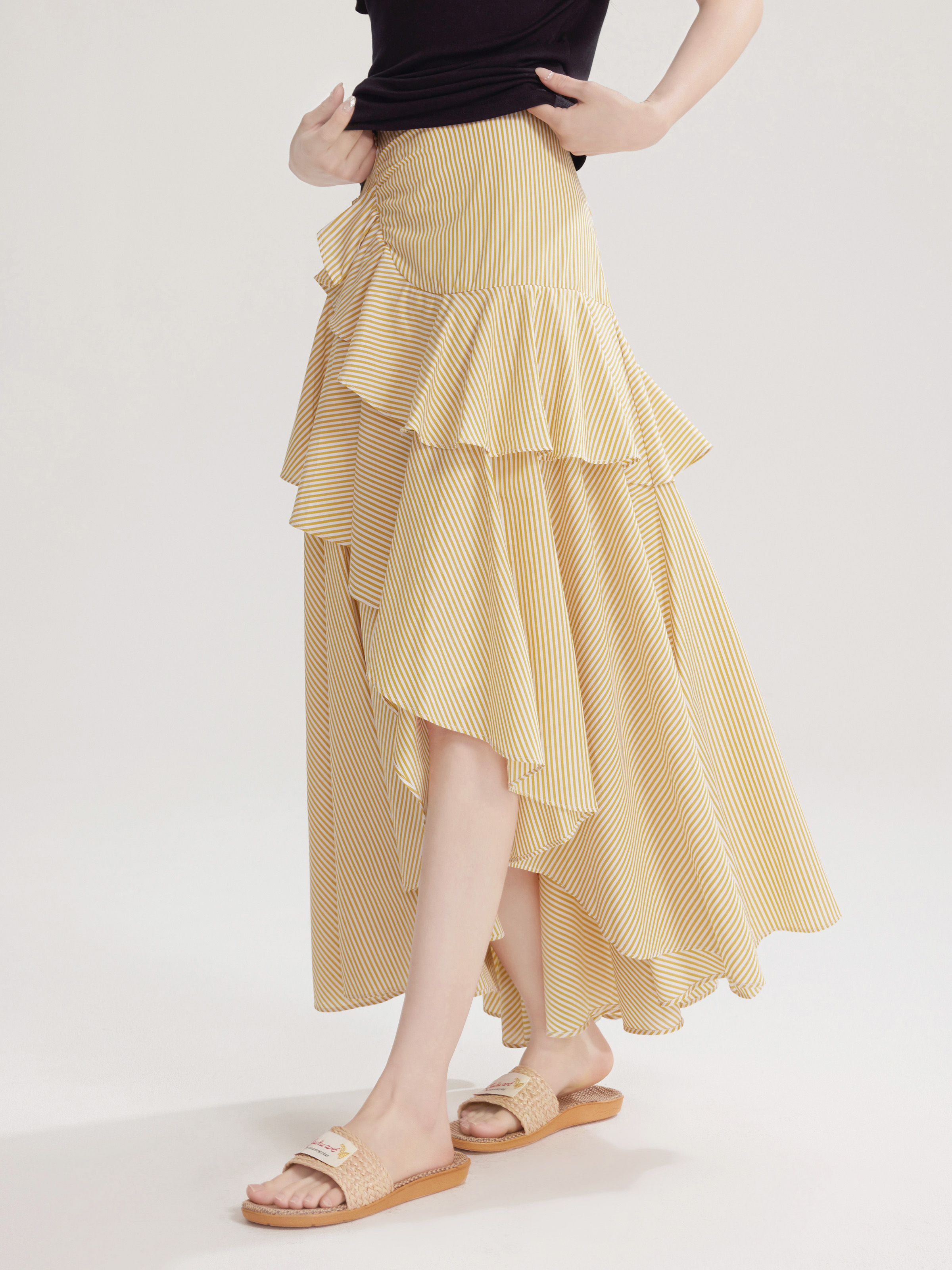 アシンメトリーフリルのストライプスカート｜デート服