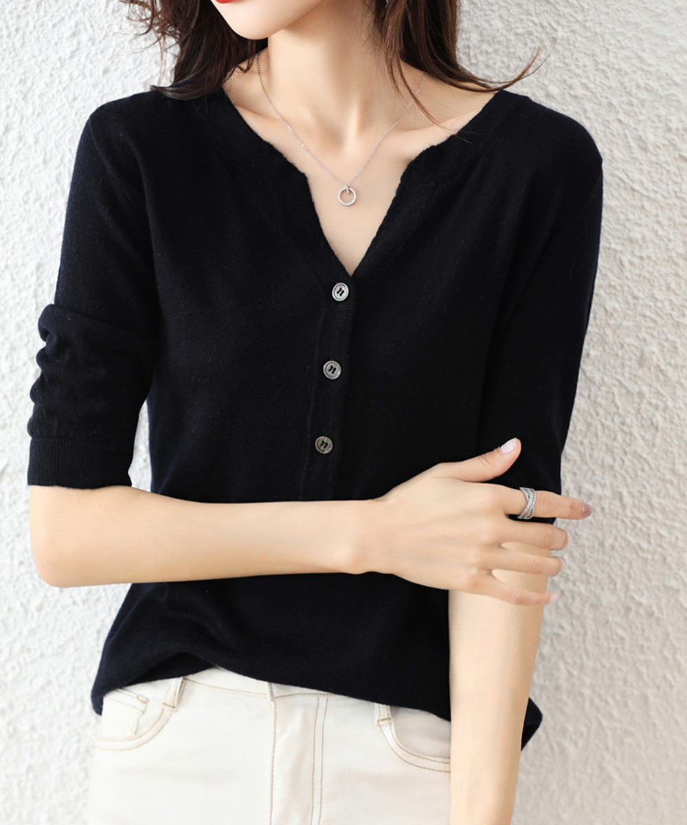 デート服 夏のデートにぴったり 五分袖ハーフボタンVネックニット