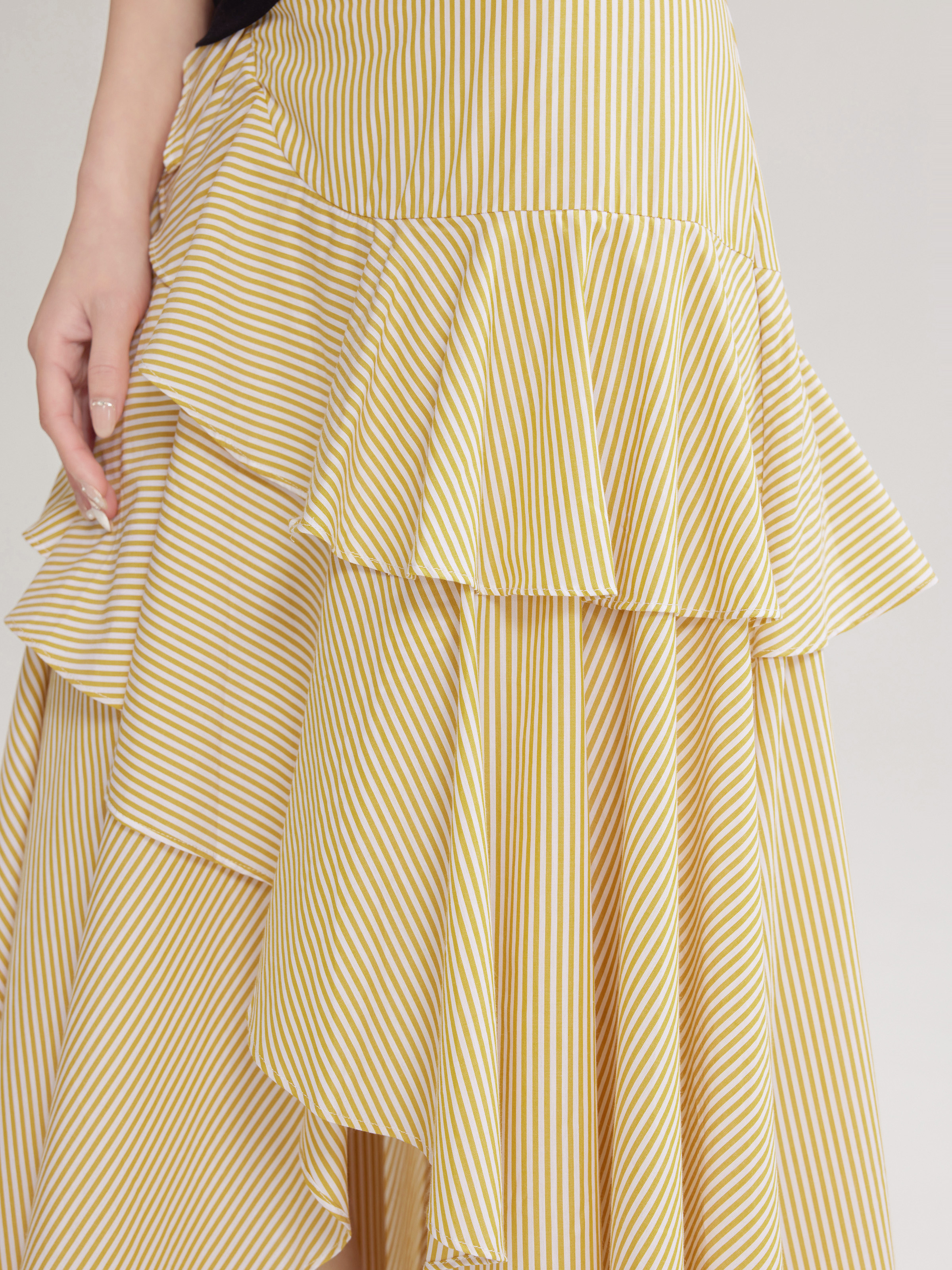 アシンメトリーフリルのストライプスカート｜デート服