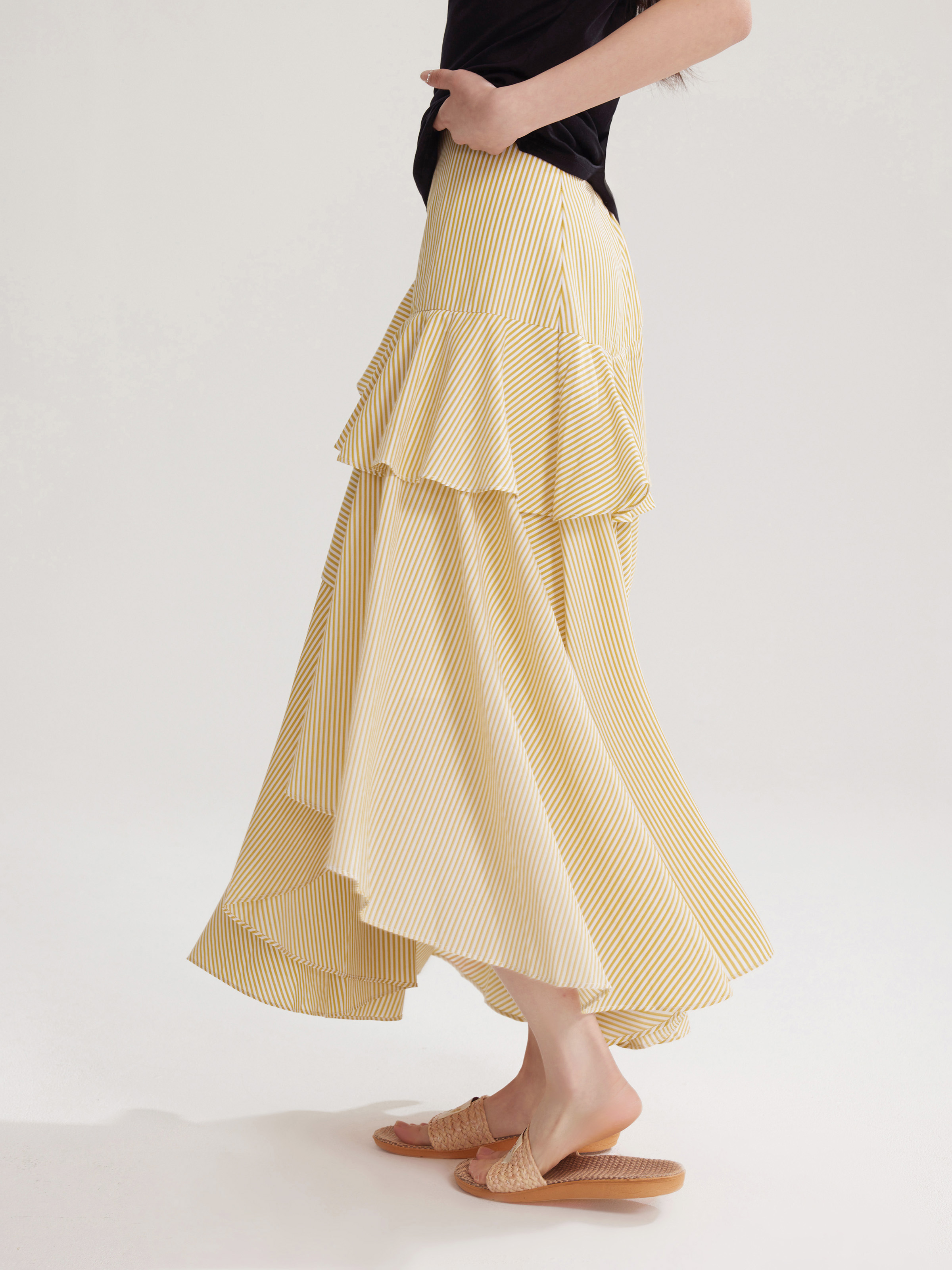 アシンメトリーフリルのストライプスカート｜デート服