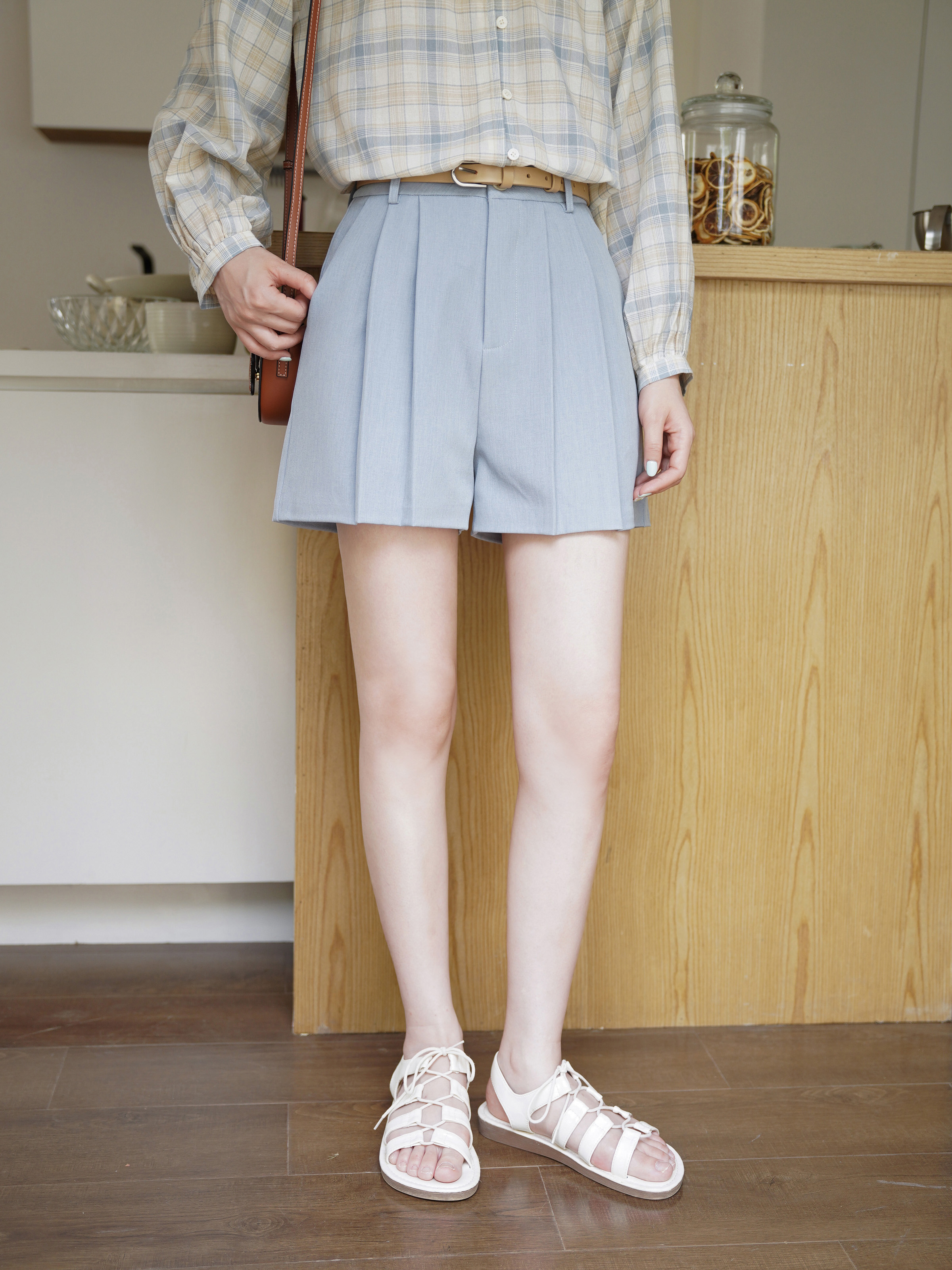タックプリーツハイウエストショートパンツ｜デート服