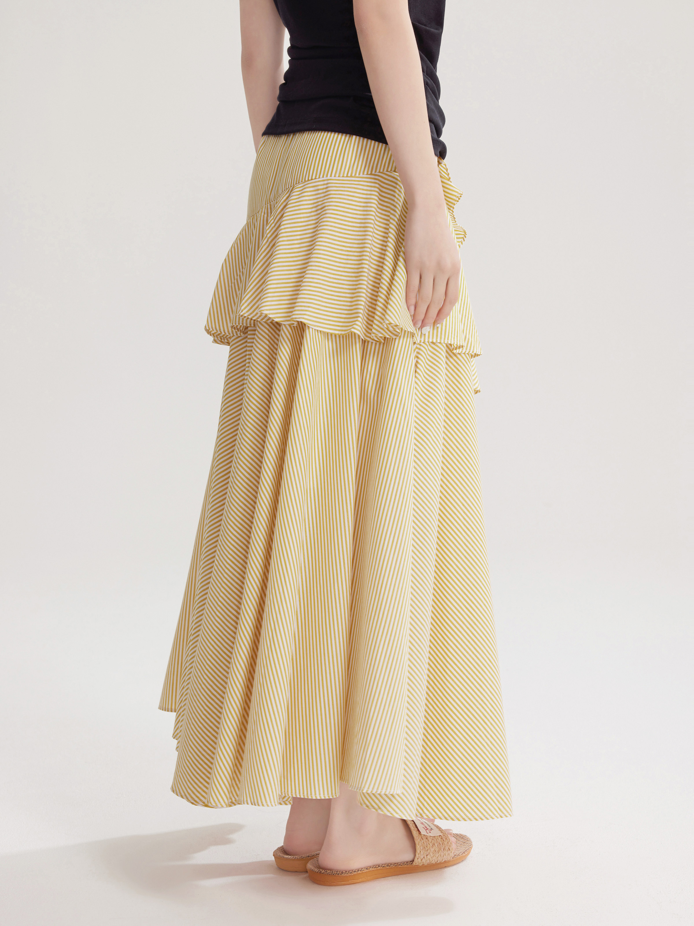 アシンメトリーフリルのストライプスカート｜デート服
