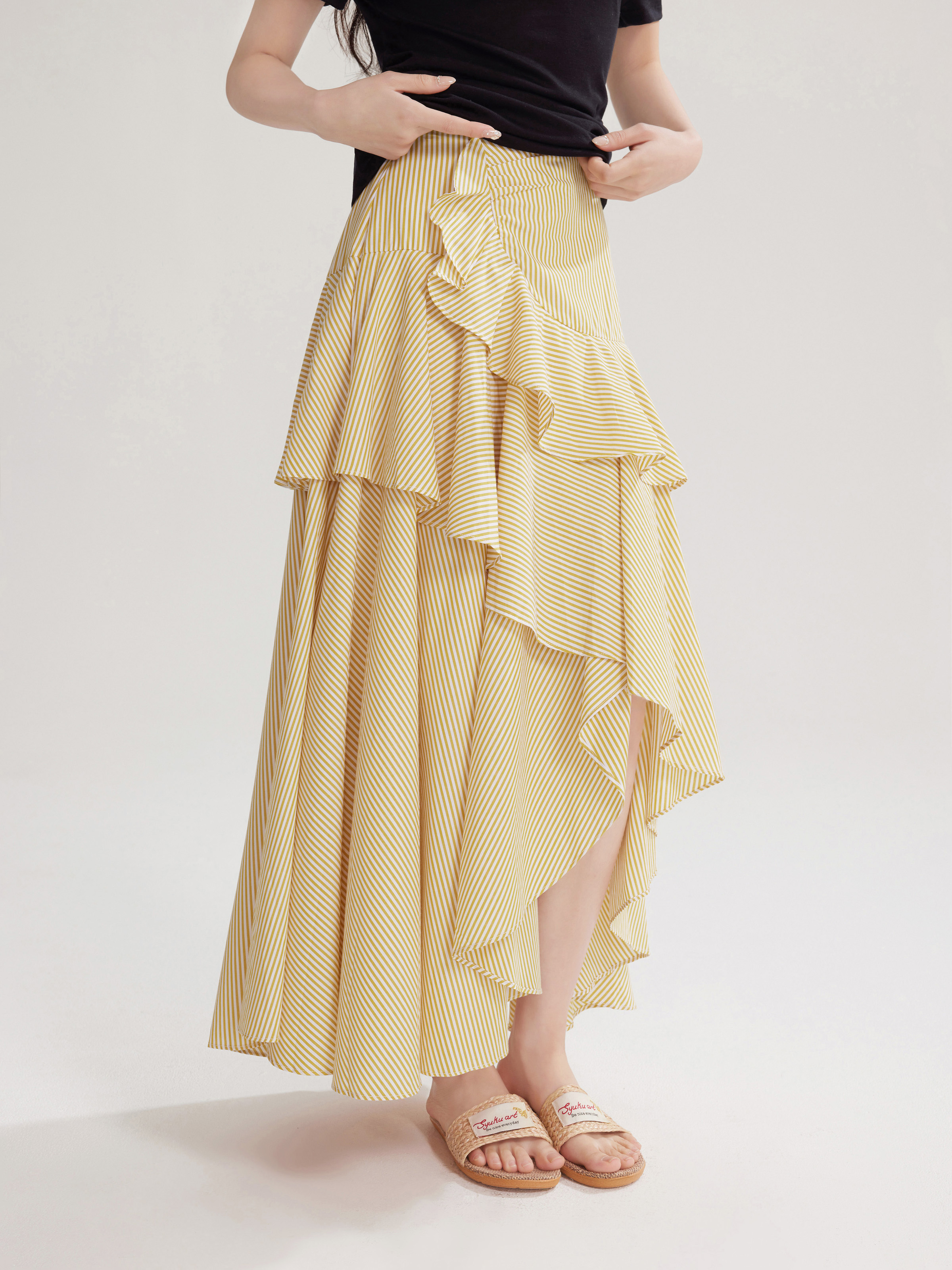 アシンメトリーフリルのストライプスカート｜デート服