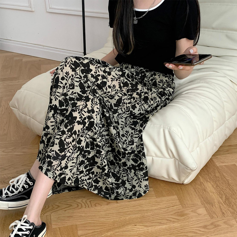大人のデート服 モノトーン花柄スカート