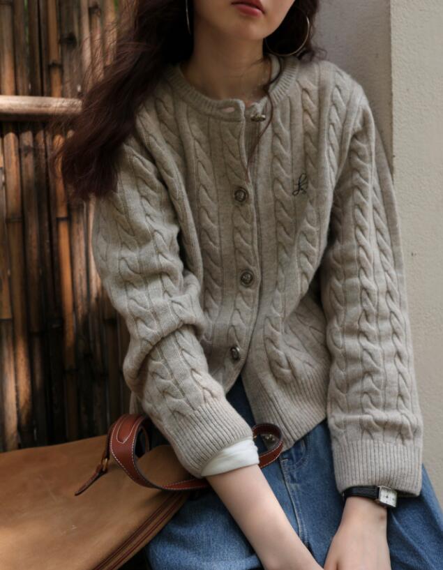 デート服 ケーブル編み丸首カーディガン上品ニット４色展開