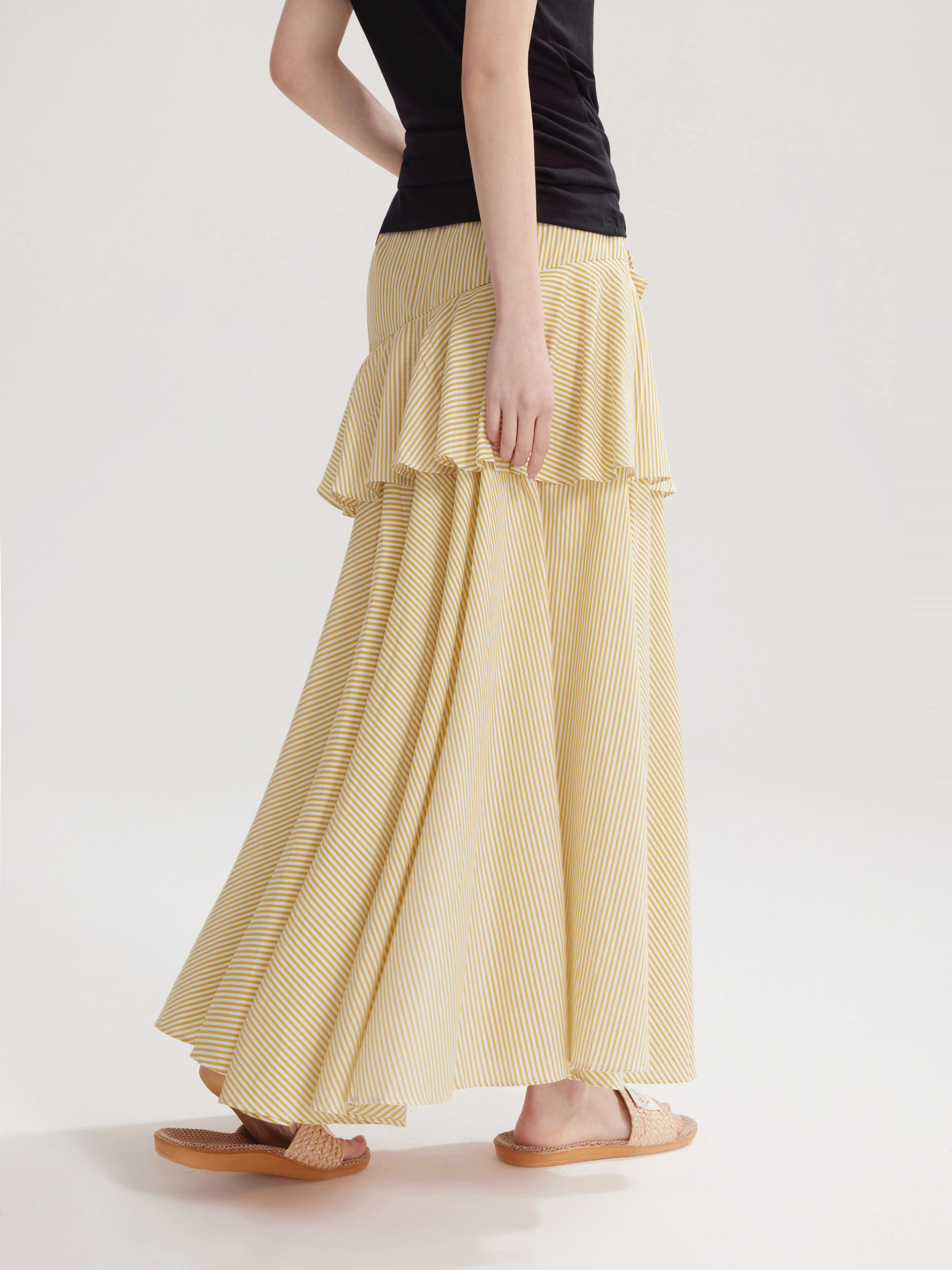 アシンメトリーフリルのストライプスカート｜デート服