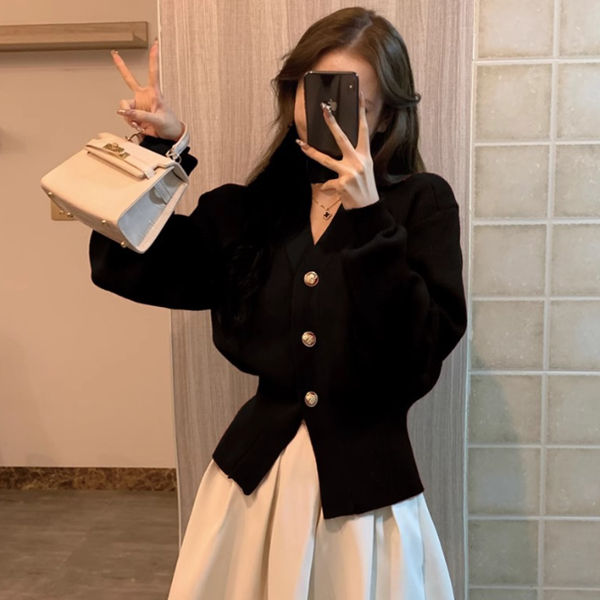 デート服 金釦付きブイネックニットカーディガン