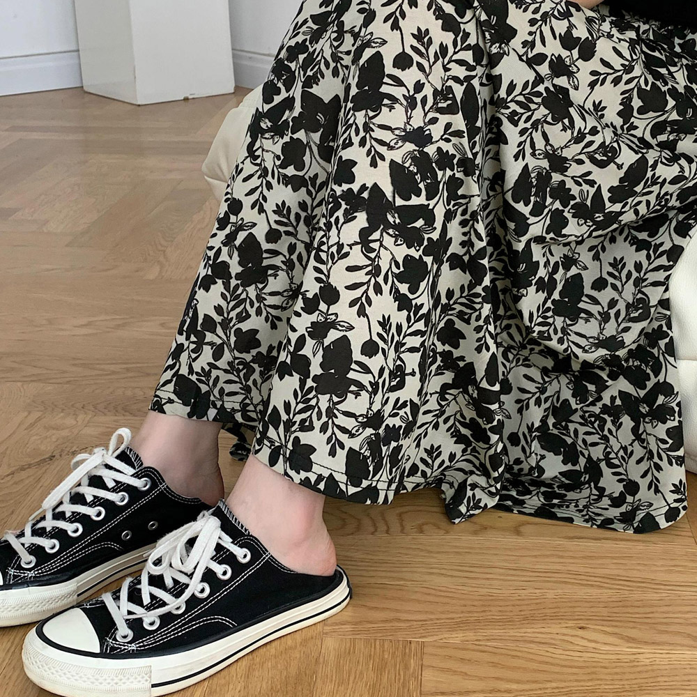 大人のデート服 モノトーン花柄スカート