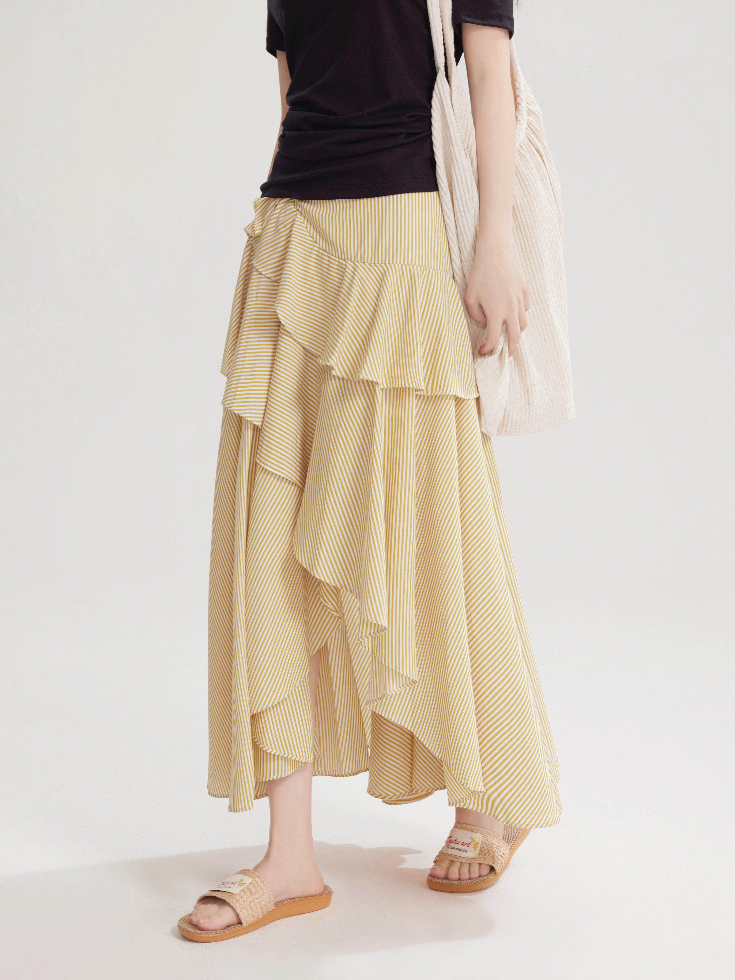 アシンメトリーフリルのストライプスカート｜デート服