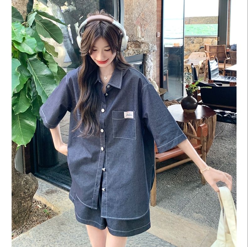 デニムセットアップ ゆったり半袖シャツとショートパンツ