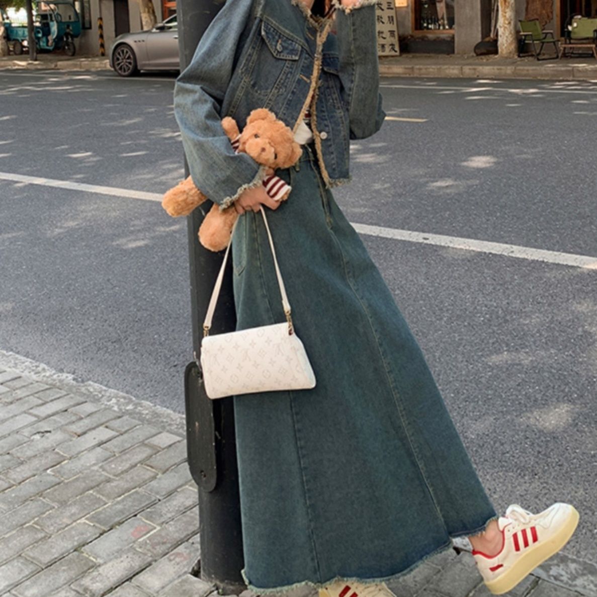 https://fulmo-img-server.com/denimmode/1758775880395_i34cxrsj_1sft32ql.jpeg