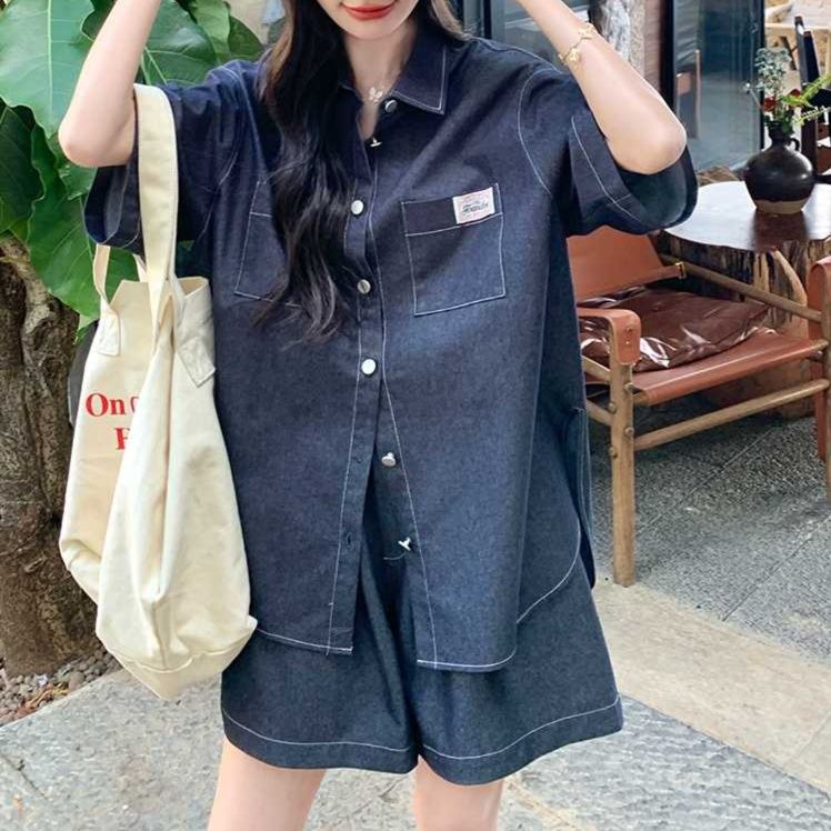 デニムセットアップ ゆったり半袖シャツとショートパンツ