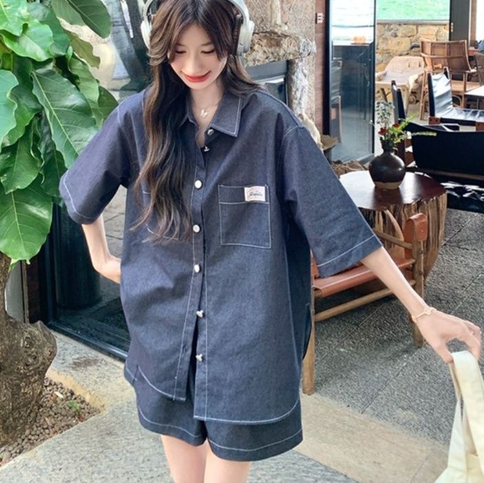 デニムセットアップ ゆったり半袖シャツとショートパンツ